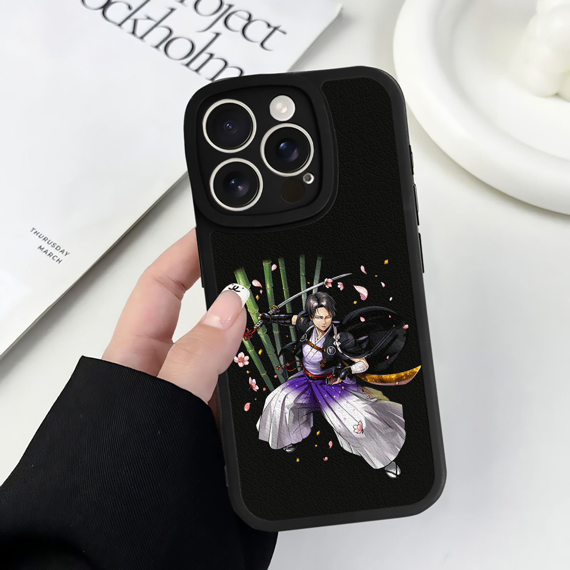 （画像用） 進撃の巨人 リヴァイ·アッカーマン Attack on Titan Levi Ackerman 【iPhone 16シリーズ対応】シリコンスマホケース（レザー調） 材質：シリコン
